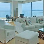 Suite de lujo con vista en hotel, salida a playa y amenities premium