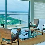 Suite de lujo con vista en hotel, salida a playa y amenities premium